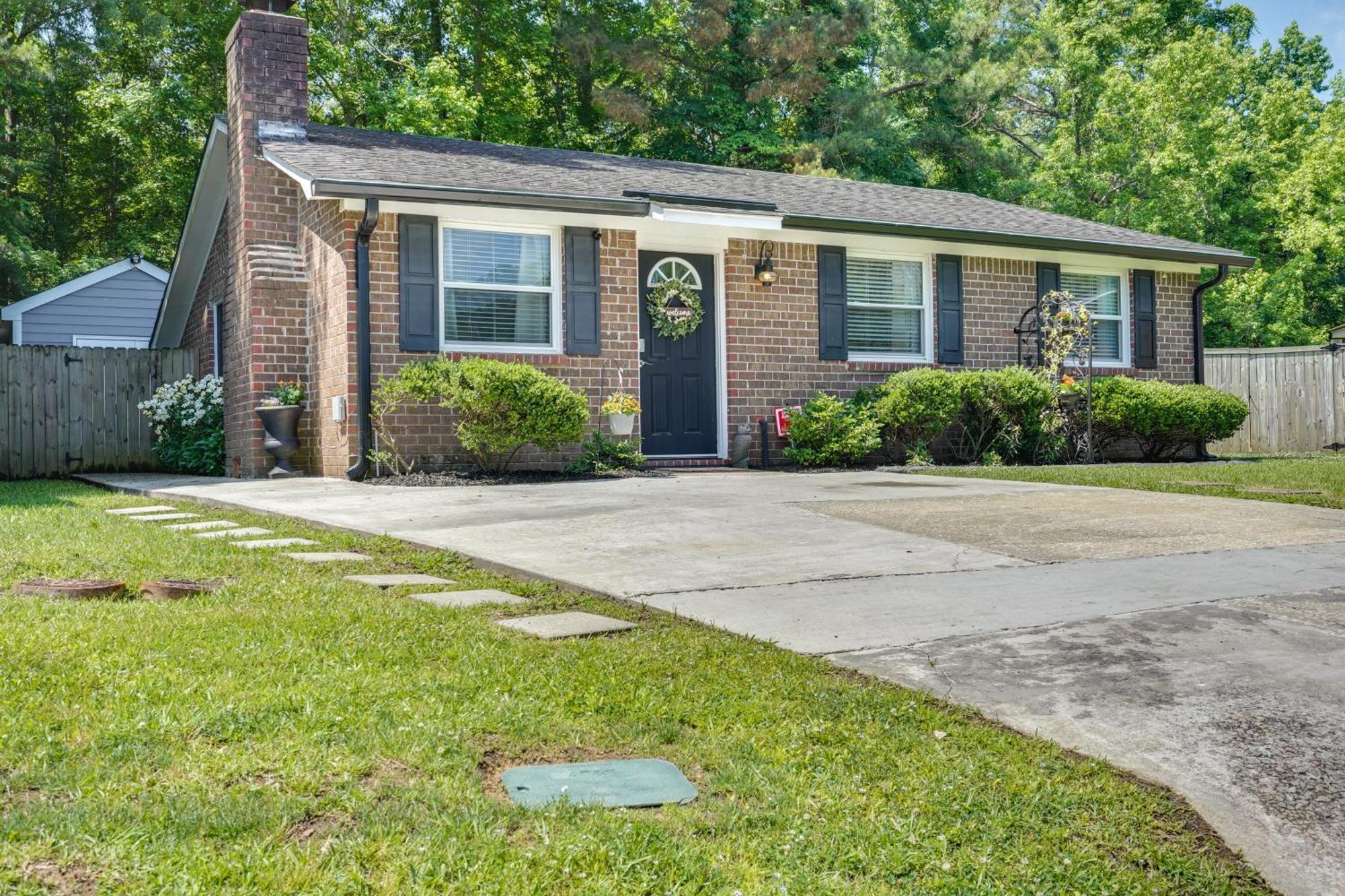 Villa Cozy Goose Creek Escape With Patio And Grill Esterno foto